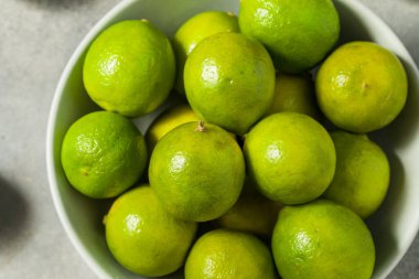 Ekşi Organik Yeşil Anahtar Limonları Yemek İçin Hazır