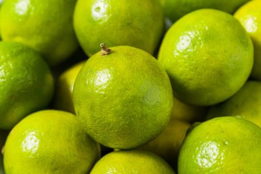 Ekşi Organik Yeşil Anahtar Limonları Yemek İçin Hazır