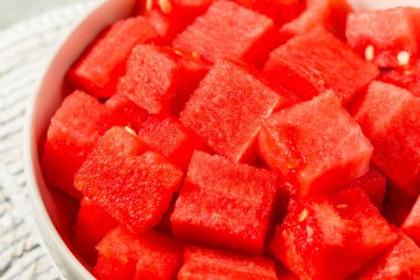 Organik Çiğ Kırmızı Karpuz Küpleri Bir Kasede Yemeye Hazır