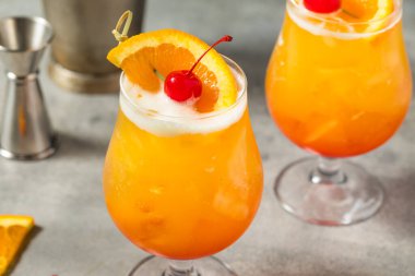 Tokyo Günbatımını İçmek için İçki ve Portakal Suyu ile Kokteyl