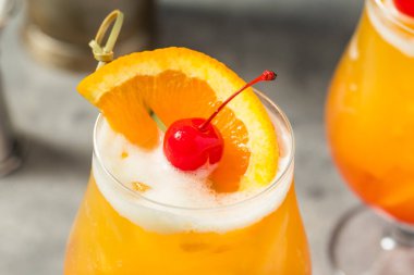 Tokyo Günbatımını İçmek için İçki ve Portakal Suyu ile Kokteyl