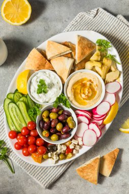 Ev yapımı Akdeniz Mezze Tabağı Zeytinli Pita ve Humus