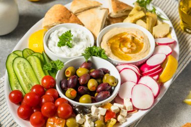 Ev yapımı Akdeniz Mezze Tabağı Zeytinli Pita ve Humus