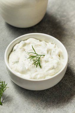 Limon ve Dill ile ev yapımı Tzatziki Sosu