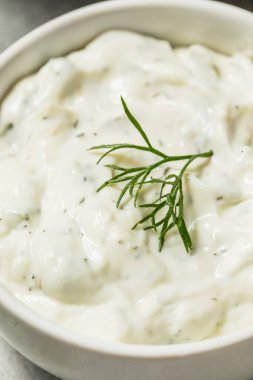 Limon ve Dill ile ev yapımı Tzatziki Sosu