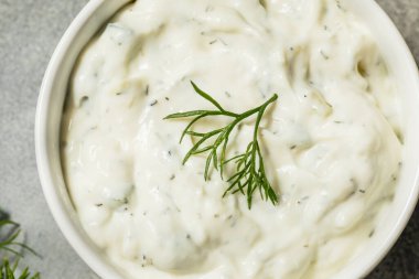 Limon ve Dill ile ev yapımı Tzatziki Sosu