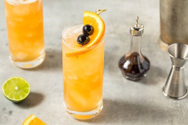 Soğuk Singapur Kokteyli PIneapple ve Rum ile Tazeleniyor