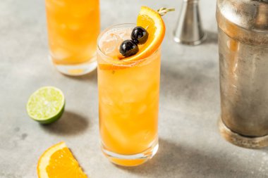 Soğuk Singapur Kokteyli PIneapple ve Rum ile Tazeleniyor