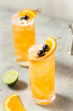 Soğuk Singapur Kokteyli PIneapple ve Rum ile Tazeleniyor