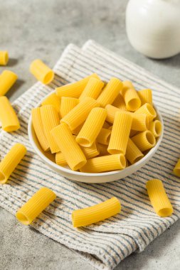 Organik Çiğ Rigatoni Makarnası Pişirmeye Hazır