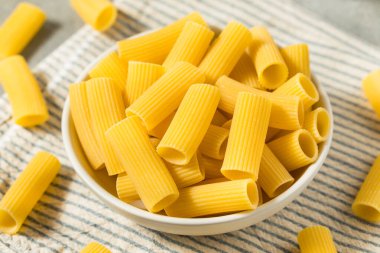 Organik Çiğ Rigatoni Makarnası Pişirmeye Hazır
