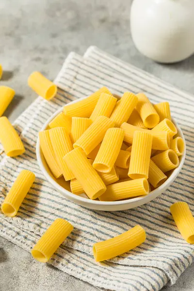 Organik Çiğ Rigatoni Makarnası Pişirmeye Hazır