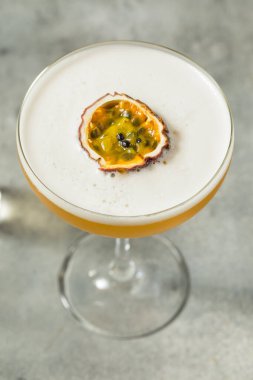 Soğuk Yenilenen Porno Yıldızı Martini Prosecco ve Lime ile Kokteyl