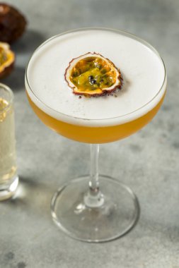 Soğuk Yenilenen Porno Yıldızı Martini Prosecco ve Lime ile Kokteyl