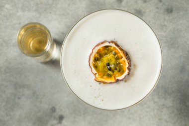 Soğuk Yenilenen Porno Yıldızı Martini Prosecco ve Lime ile Kokteyl