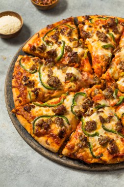 Ev yapımı İtalyan sosisi ve peynirli biberli pizza.