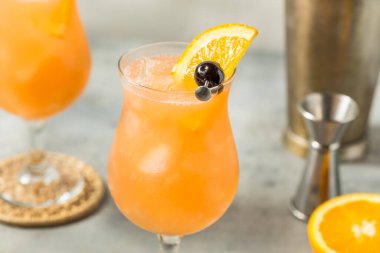 Soğuk Tazeleyici Rom Kasırgası Turuncu ve Ananaslı Kokteyl
