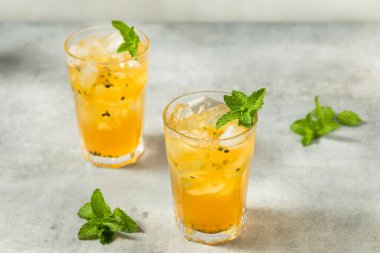 Soğuk, ferahlatıcı, naneli, meyveli buzlu çay.