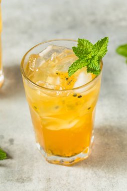 Soğuk, ferahlatıcı, naneli, meyveli buzlu çay.