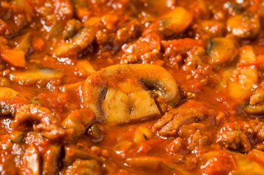 Ev yapımı mantar soslu Ragu soslu domatesli makarna.