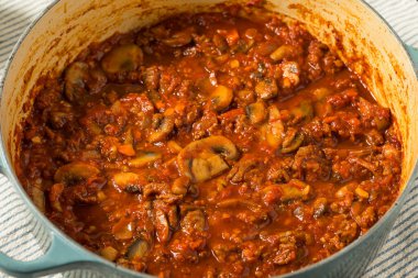 Ev yapımı mantar soslu Ragu soslu domatesli makarna.