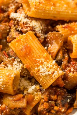 Ev yapımı mantar sosisi Ragu Rigatoni peynirli makarna.