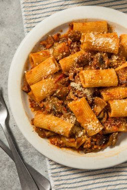 Ev yapımı mantar sosisi Ragu Rigatoni peynirli makarna.