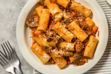 Ev yapımı mantar sosisi Ragu Rigatoni peynirli makarna.