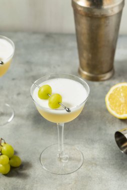 Limon ve Bal 'la alkolsüz Grappa Vento Kokteyli