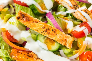 Mavi Peynirli ve Kerevizli ev yapımı tavuk salatası.