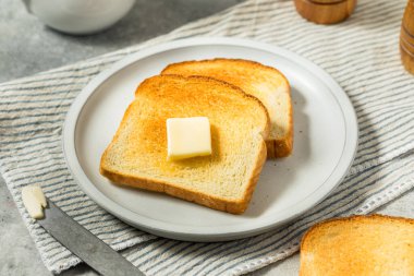 Ev yapımı tost ekmeği, tereyağlı dilimler kahvaltıya hazır.