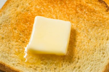 Ev yapımı tost ekmeği, tereyağlı dilimler kahvaltıya hazır.