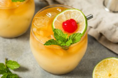 Soğuk Alkolsüz Tropikal Mai Tai Kokteyli Rum limonu ve Orgeat
