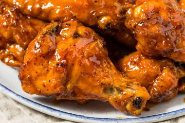 Ev yapımı Buffalo BBQ Tavuk Kanatları Bira ve Ranch Sressing for a Game