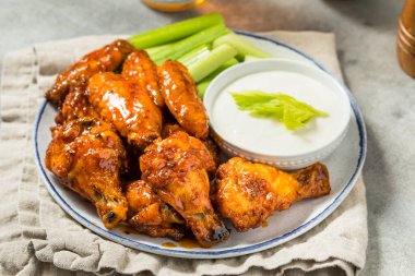 Ev yapımı Buffalo BBQ Tavuk Kanatları Bira ve Ranch Sressing for a Game