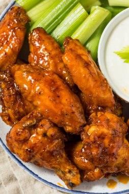 Ev yapımı Buffalo BBQ Tavuk Kanatları Bira ve Ranch Sressing for a Game