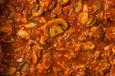 Ev yapımı mantar soslu Ragu soslu domatesli makarna.