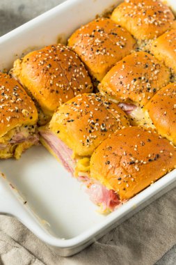 Hardallı Parti İçin Ev Yapımı Jambon ve Peynirli Sandviç