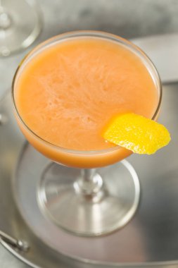 Limon ve Viski ile Soğuk İçki Japon Kokteyli