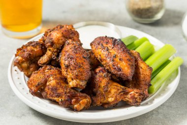 Kereviz ve Mavi Peynirli Ev Yapımı Füme Bufalo Tavuk Kanatları