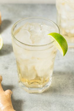 Buzlu ve limonlu sağlıklı zencefilli gazoz birası