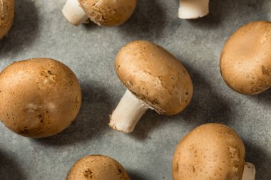 Çiğ Organik Cremini Bebek Bella Mantarlarıyla Pişirmeye Hazır