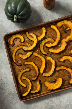 Thyme ve Pepper ile ev yapımı sonbahar kavrulmuş meşe palamudu.