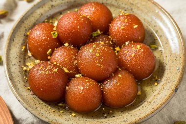Ev yapımı Hint Gulab Jamun Şekeri ve Pistacchios.
