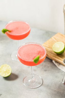 Limon ve kızılcıklı soğuk votka Cosmopolitan Martini.