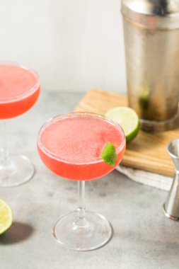 Limon ve kızılcıklı soğuk votka Cosmopolitan Martini.