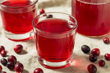 Kahvaltıda içmek için soğuk, ferahlatıcı, sağlıklı kızılcık suyu.
