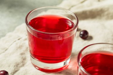 Kahvaltıda içmek için soğuk, ferahlatıcı, sağlıklı kızılcık suyu.