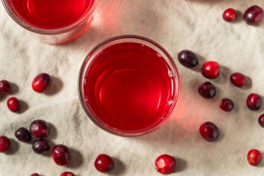 Kahvaltıda içmek için soğuk, ferahlatıcı, sağlıklı kızılcık suyu.