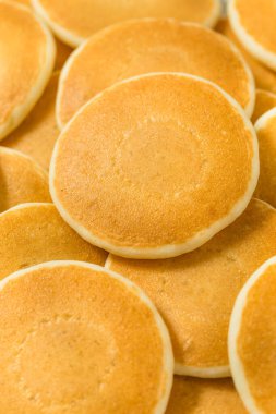 Tereyağı ve şurupla Kahvaltı İçin Ev Yapımı Mini Gümüş Dolarlık Gözlemeler